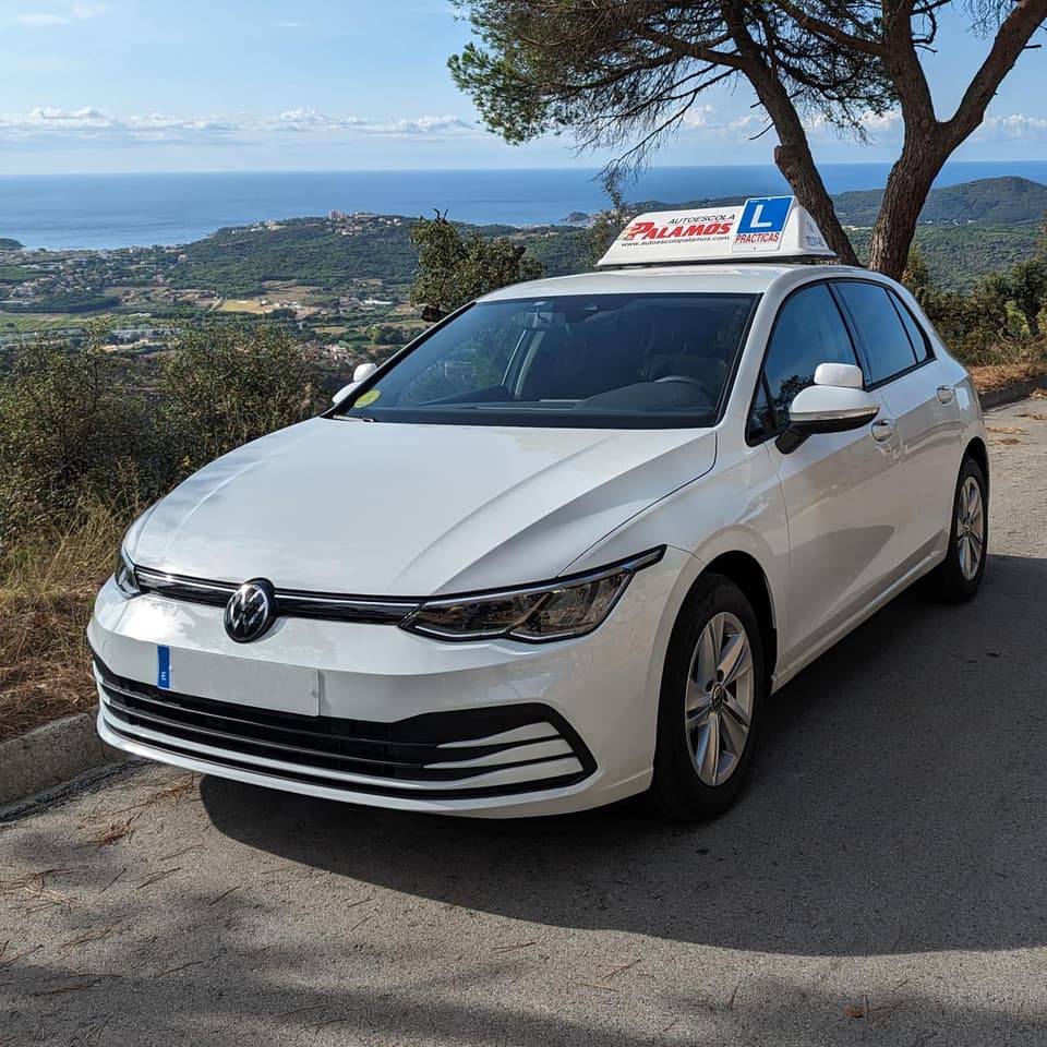 VW Golf 8 con la Costa Brava al fondo