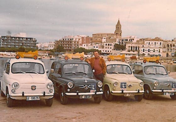 Cuatro Seat 600 de Autoescuela Palamós alineados en el puerto
