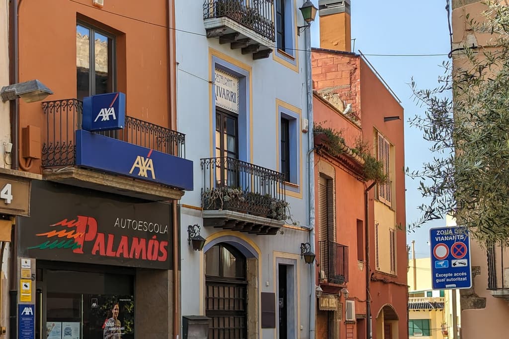 Fachada de Autoescola Palamós en la Plaça de la Vila