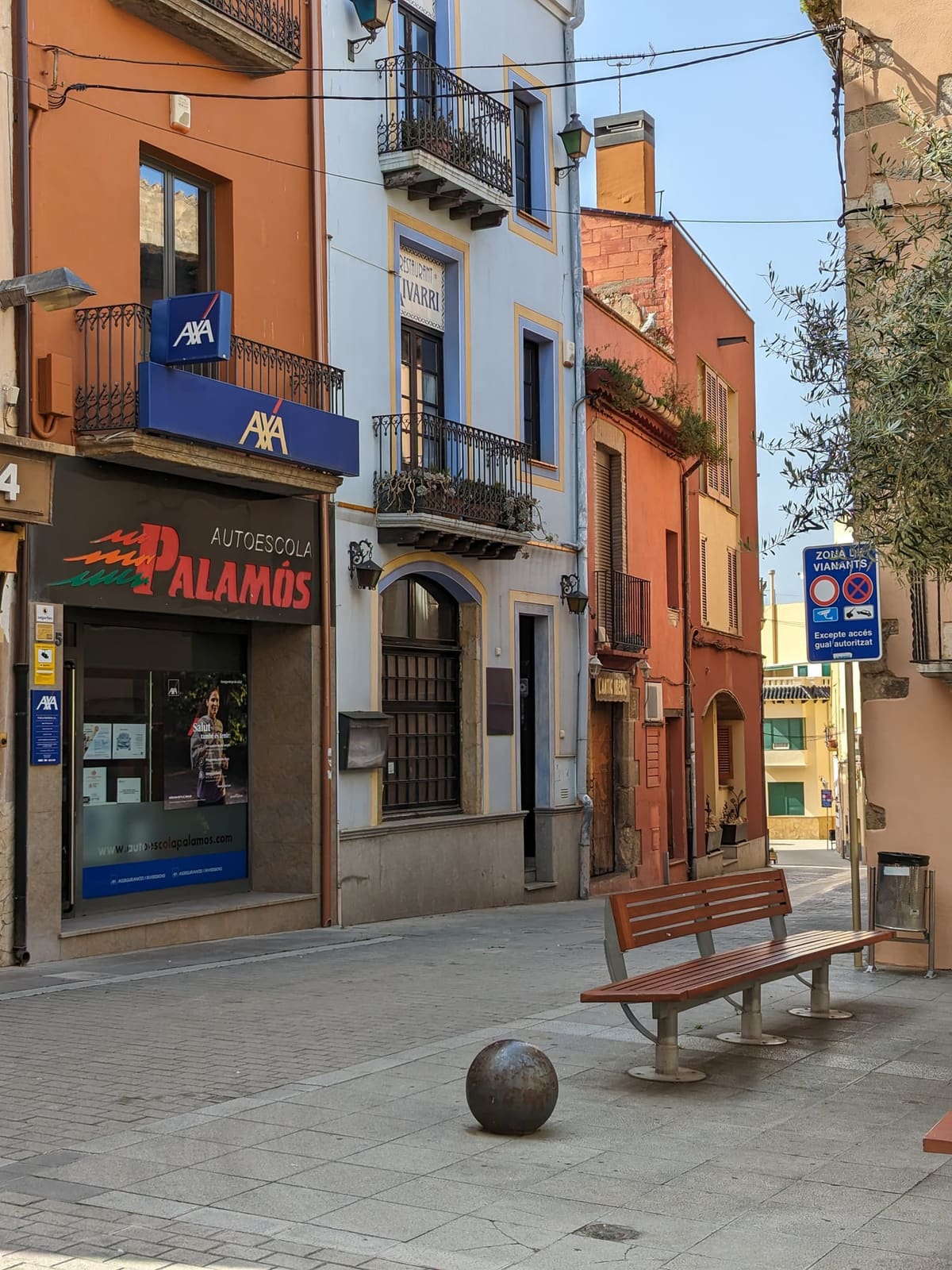 Façana d'Autoescola Palamós a la Plaça de la Vila, 5